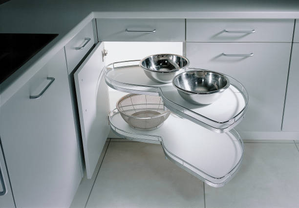 Armário de gaveta aberta de cozinha moderna e piso de cerâmica