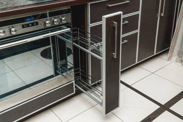 Фотография кухонного раздвижного сушильного деревянного шкафа крупным планом